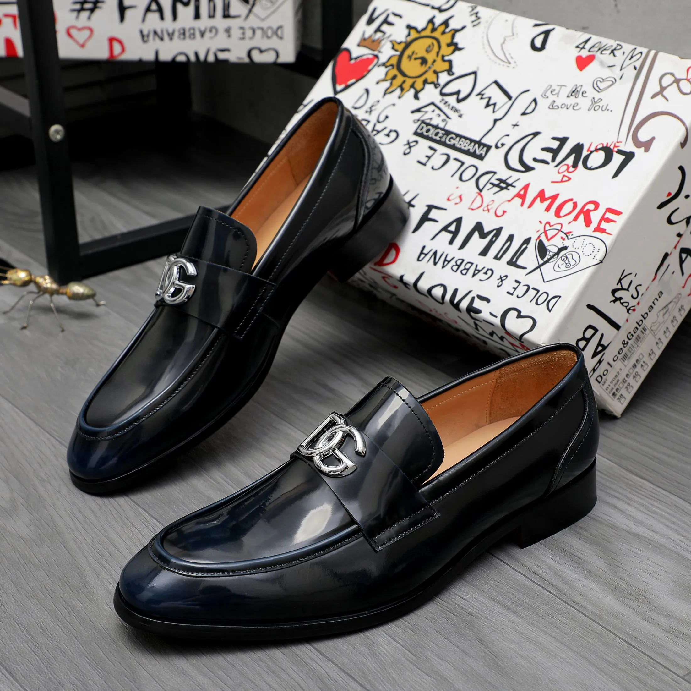 Men's shoes 💰500 Product trademark: DG (Dolce & Gabbana) business casual leather shoes Regular size: 38-45 (45 is custom-made and non-returnable) Product materials: Selected pearlescent polished cowhide upper, cowhide lining, original outsole
